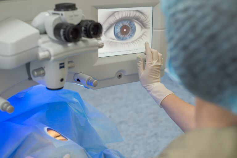  Médecin utilisant une machine de chirurgie oculaire au laser moderne