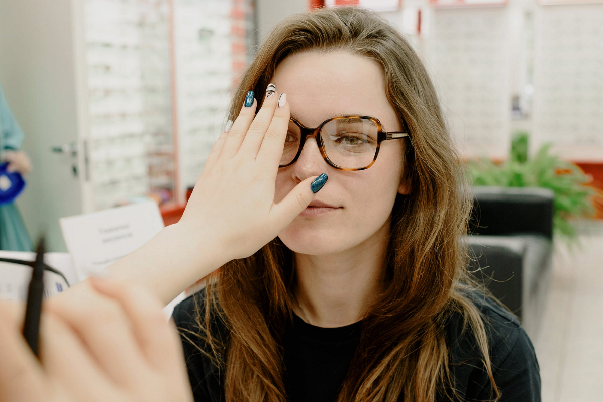 oculista controllo della vista di donna in clinica