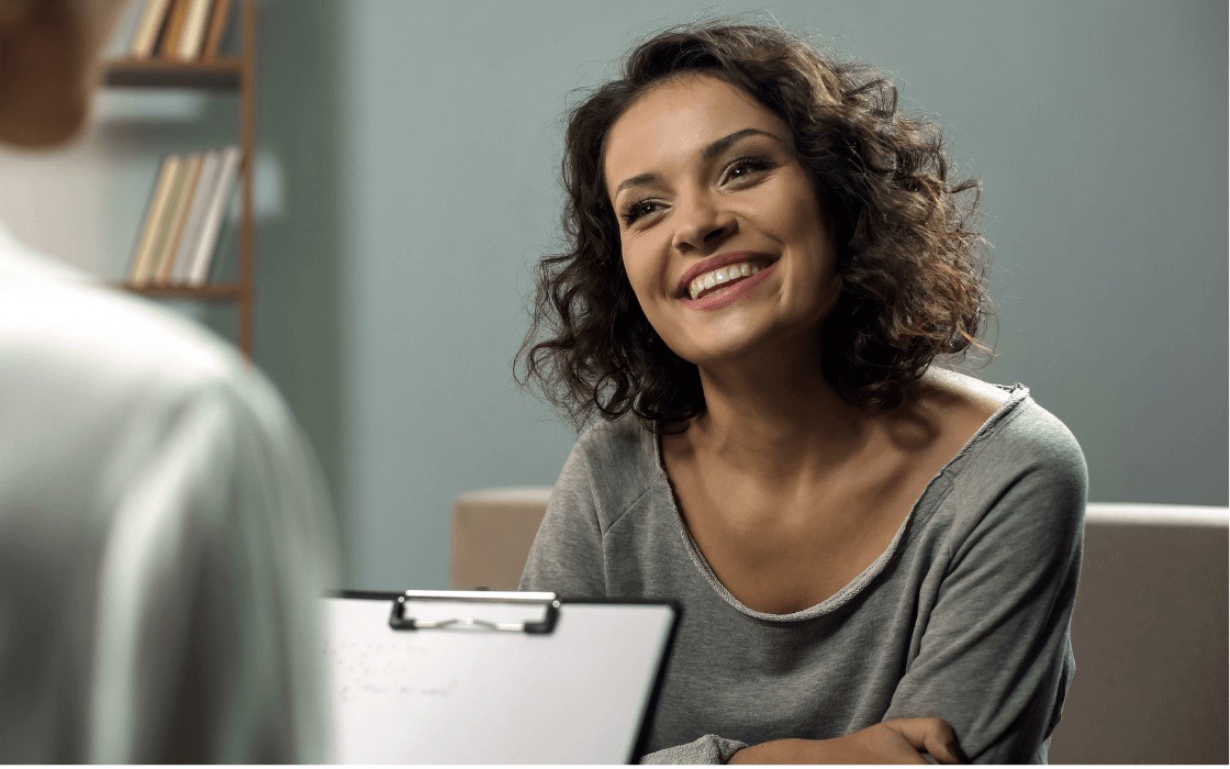 DLV Vision Optometrist consulting with a patient at DLV Vision