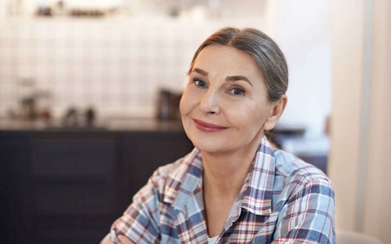 smiling middle-aged woman<br />
