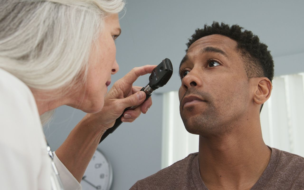 eye doctor examine middle aged man at dlv