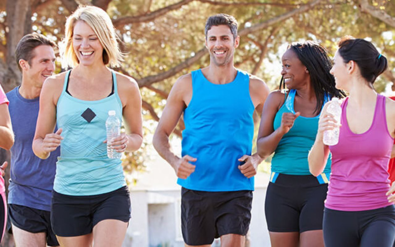 smiling-group-of-runners smiling group of runners