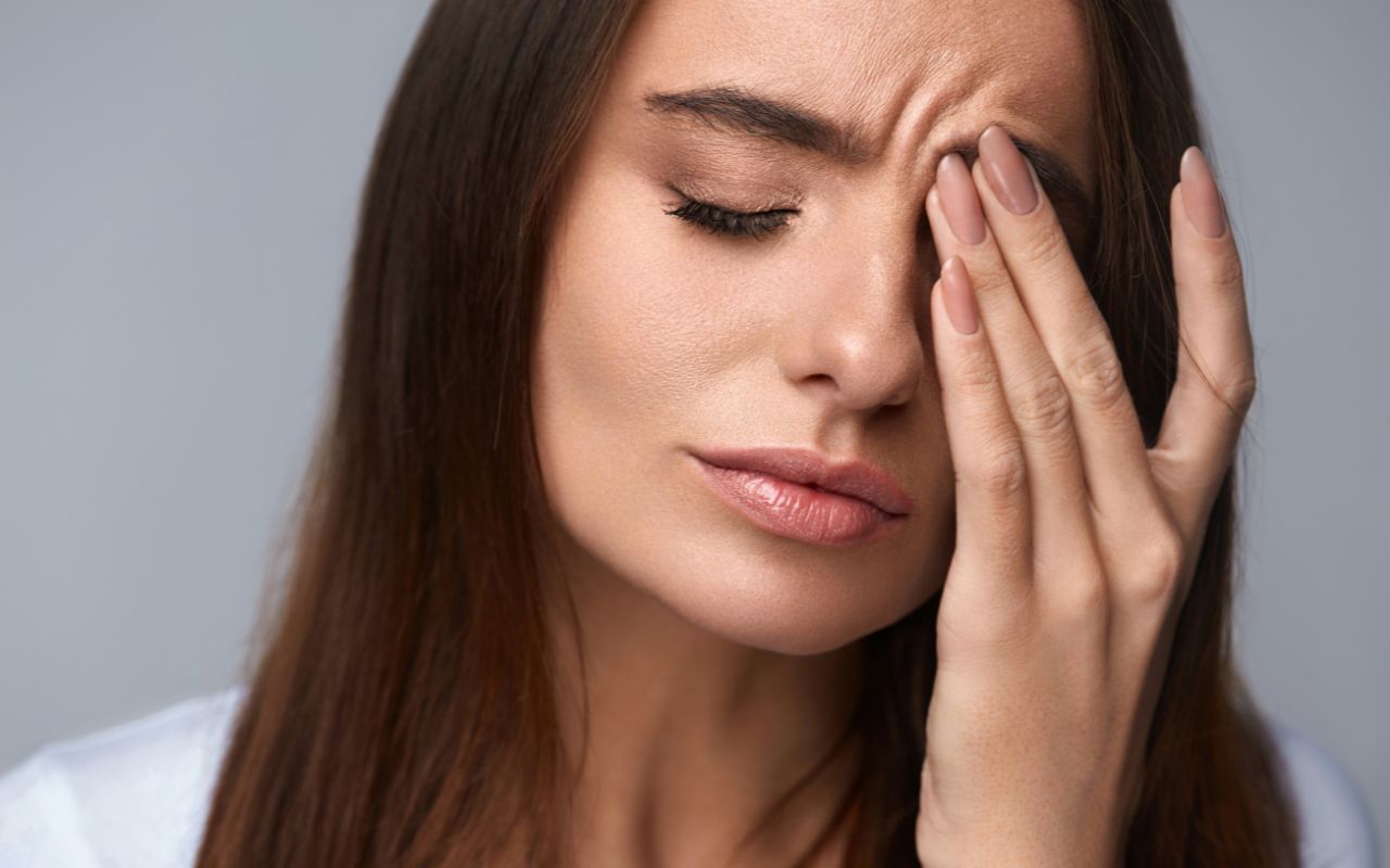 woman with eye pain