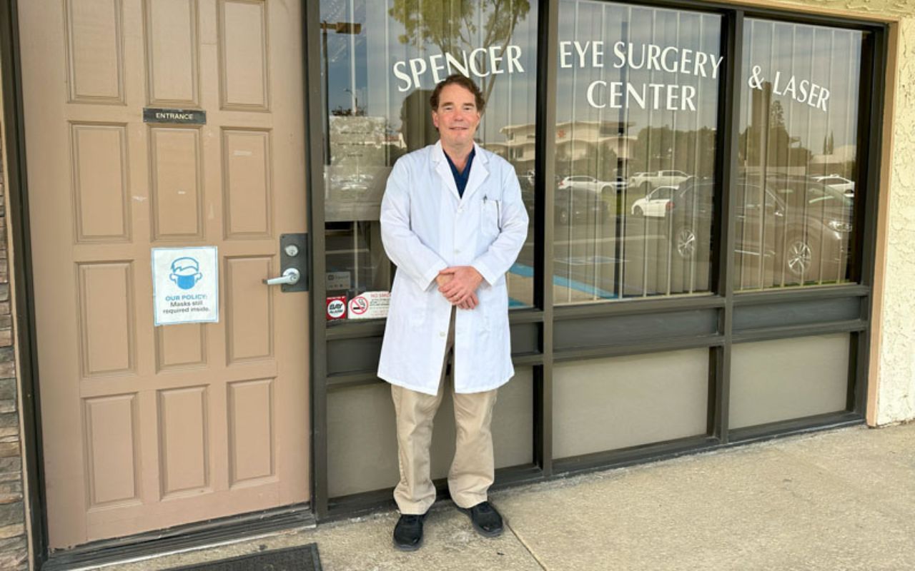 dr-gregory-spencer-at-dlv (1) Dr. Gregory Spence at DLV.